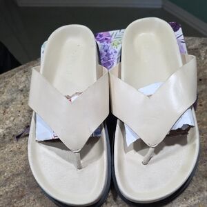 Women’s Cream V‑Strap Thong Sandals